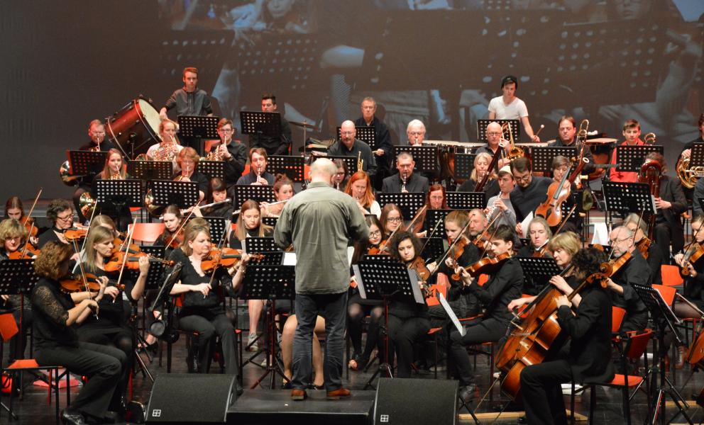 Kris Matthynssens dirigeert een symfonisch orkest