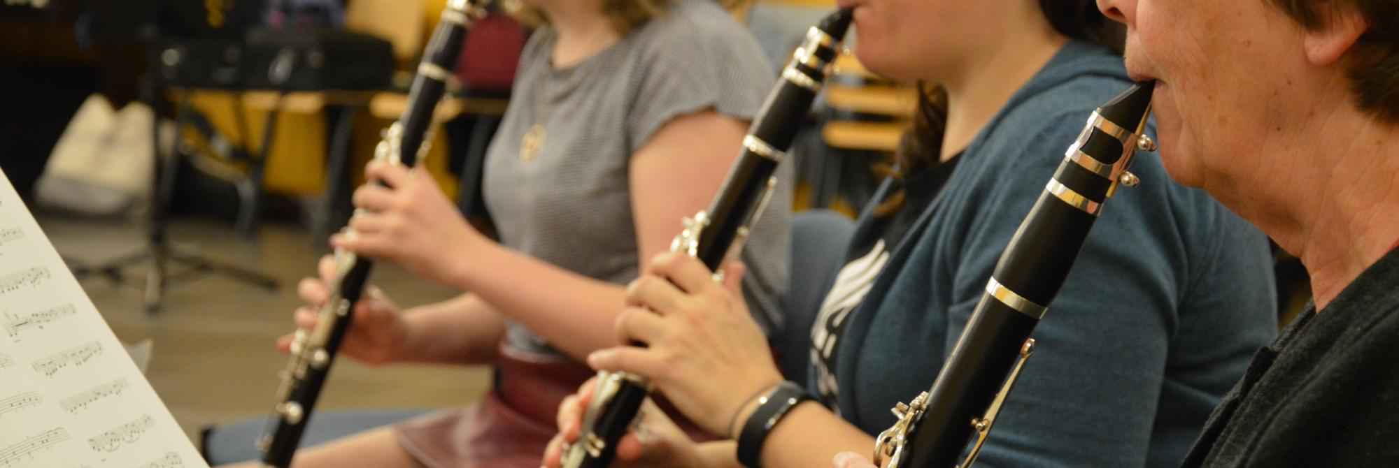 Leerlingen spelen klarinet